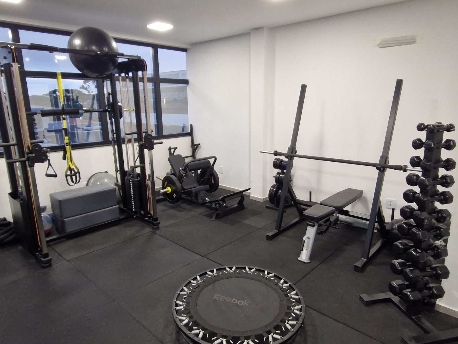Canto de musculação com halteres e mini trampolim no GR Studio Fitness 2.0